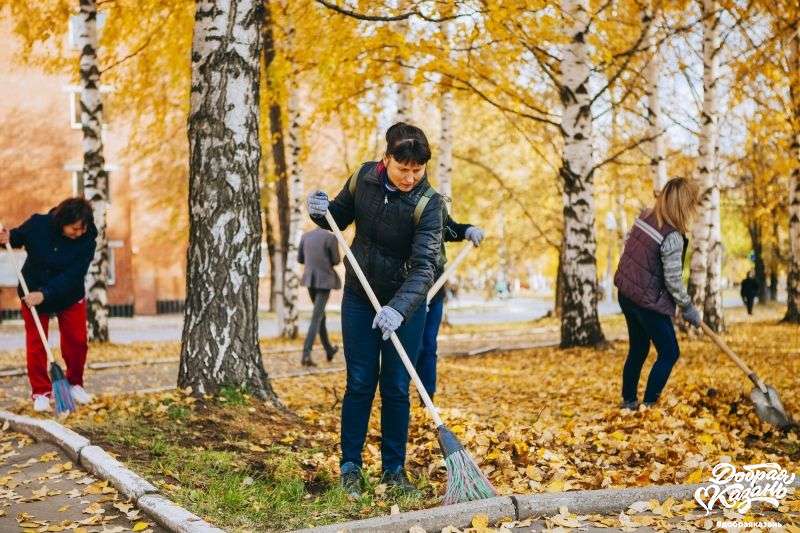 В  выходные в казанских парках и скверах прошел осенний субботник