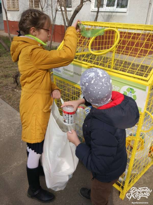 Отнесли ПЭТ бутылки в контейнер