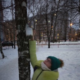 Покормила птичек печенькой