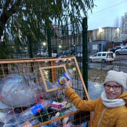 Выбросила пластиковые бутылки в специальный контейнер