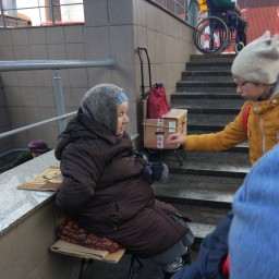 Помогла бабушке в подземке