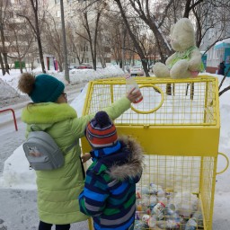 Положили пластиковые бутылки в специальный контейнер