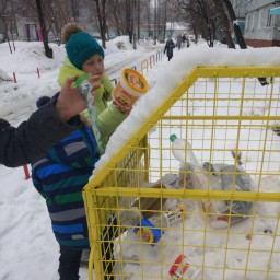 Помогли бабушке сдать бутылки