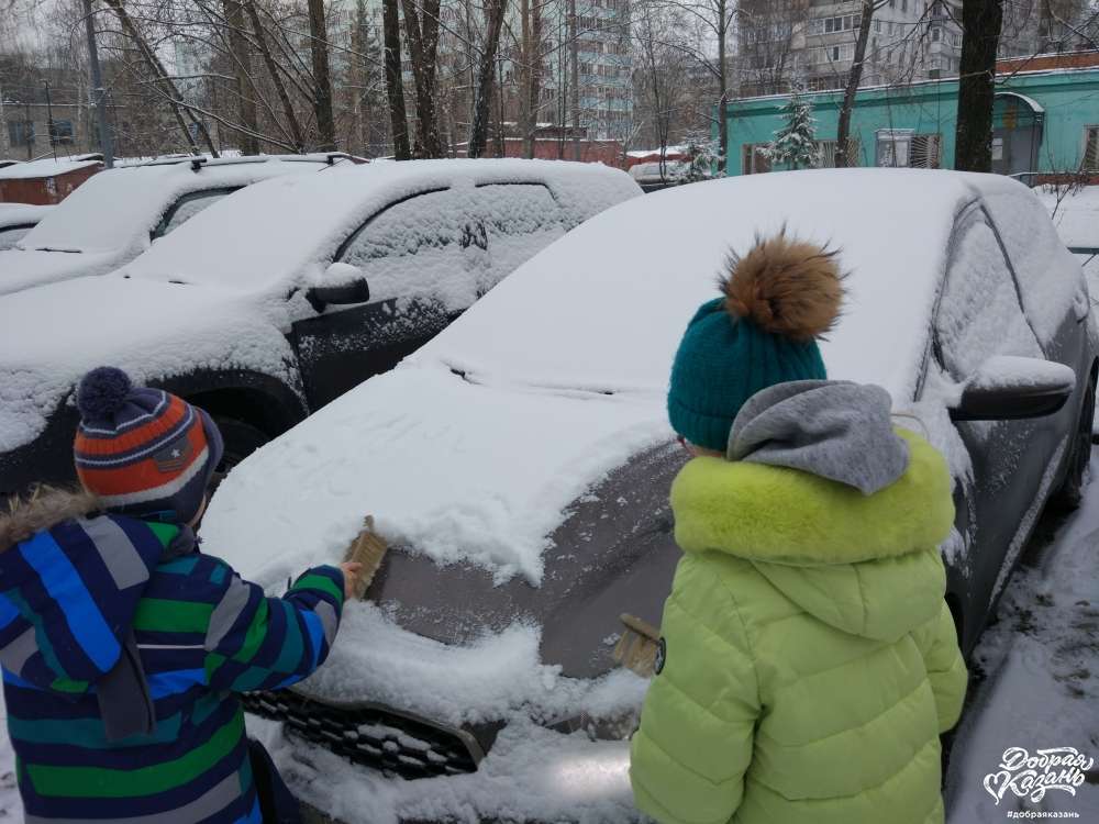 Помогли папе почистить машину от снега