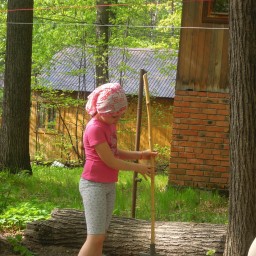 Помогла подмести двор