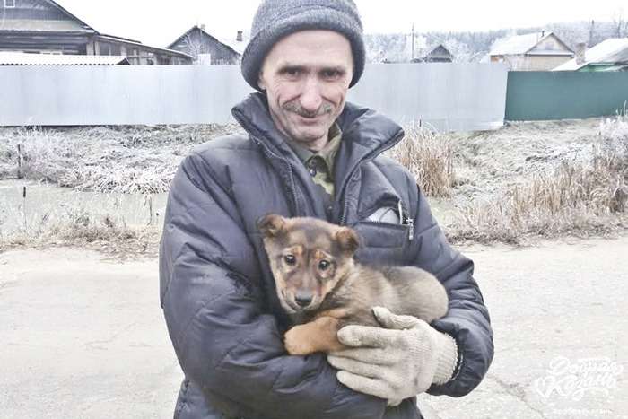 Щенка из подземного плена спасали всем городом