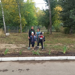 Облагораживаем участок в школьном дворе