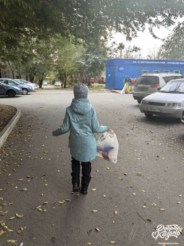 Разделяем мусор, помогаю выкидывать мусор