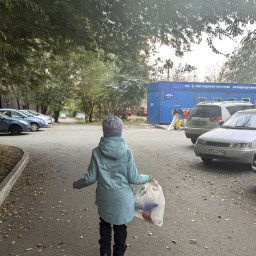 Разделяем мусор, помогаю выкидывать мусор