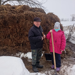 Помогала дедушке.