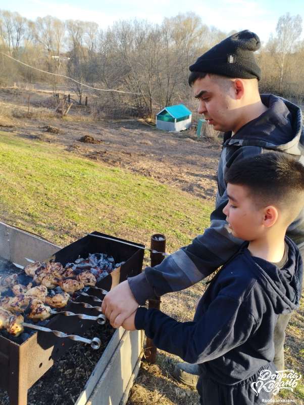 Помогал папе готовить шашлык