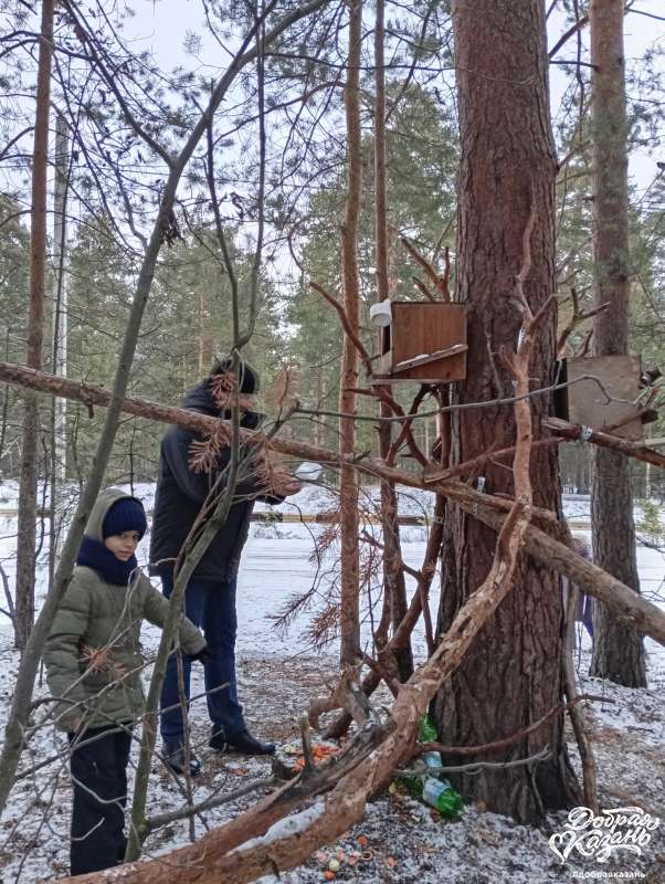 Угостил лесных жителей